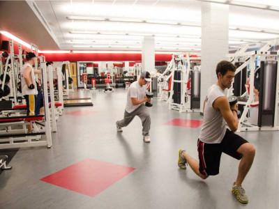 学生们在塞姆勒健身中心锻炼.
