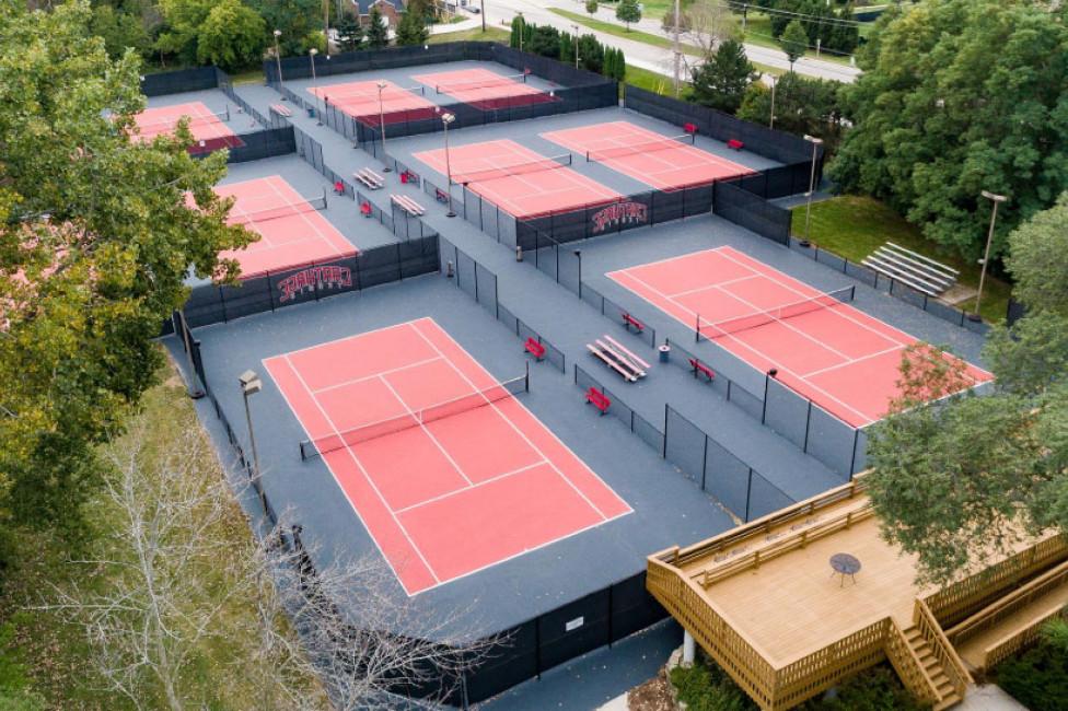 斯梅兹网球中心设置了一个非凡的网球体验的舞台，拥有一个阵列 ...