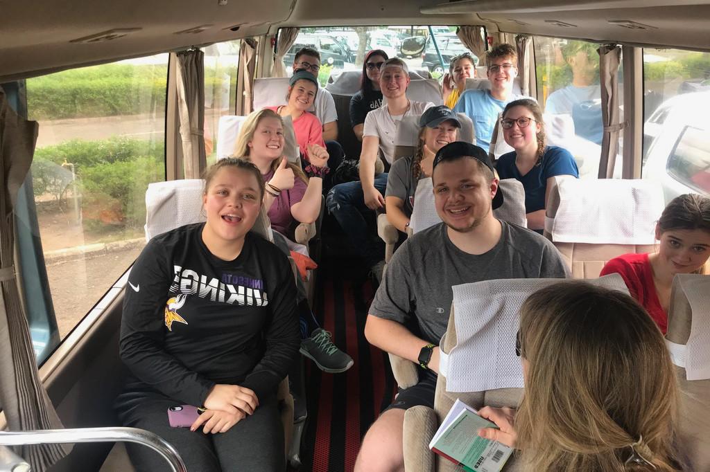 学生们坐在巴士上，准备在坦桑尼亚进行一天的探险!