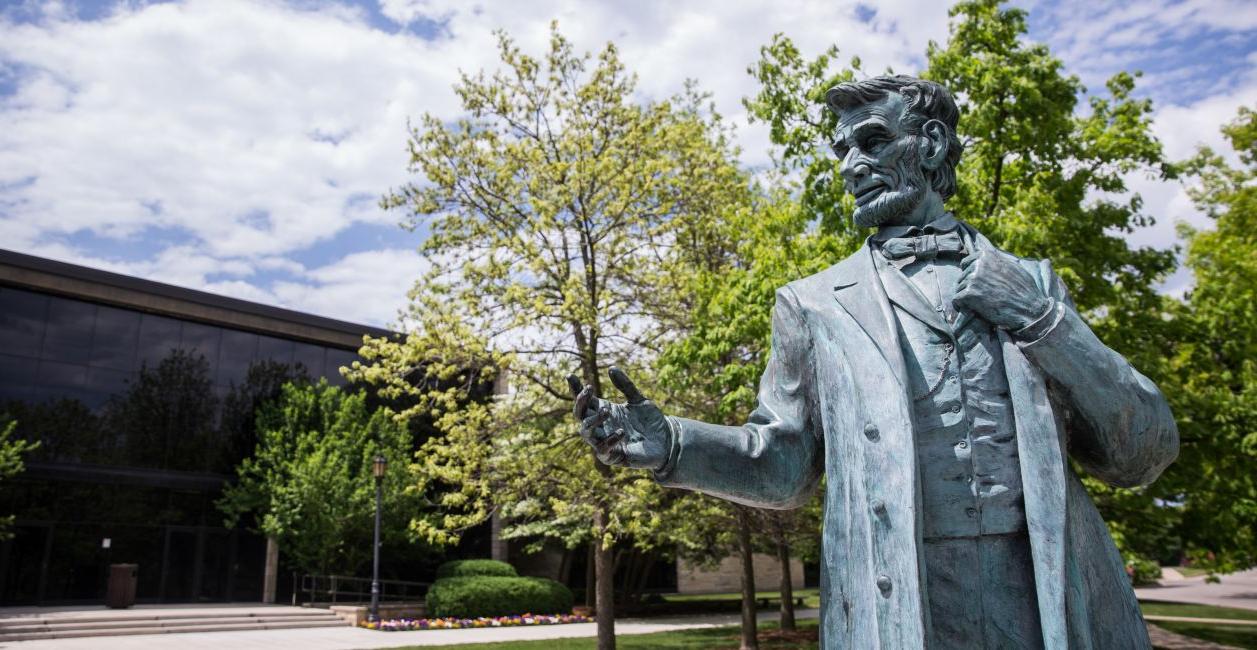 全球十大赌钱排行app学院的亚伯拉罕·林肯雕像?年代的校园.
